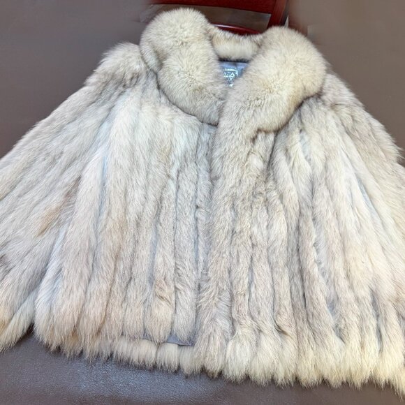 Vintage Saga Fox Fur Jacket with 100% Bemberg Liner. Approximate size M or 8. - Picture 5 of 8